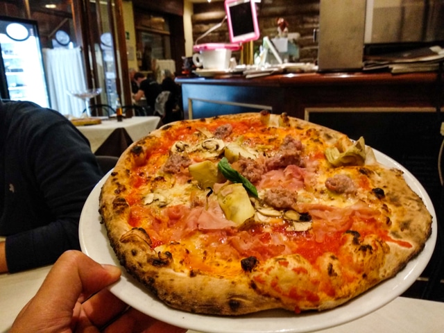 Comer pizza en Bolonia