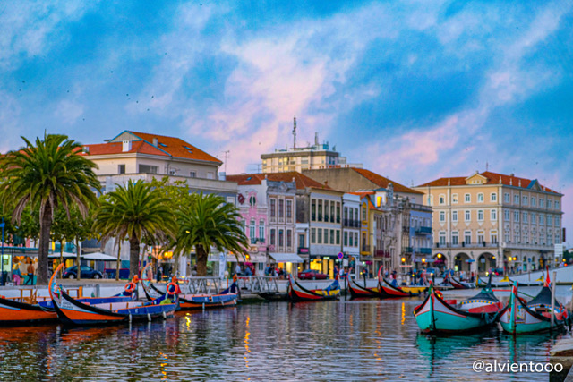 Esta ciudad portuguesa es conocida como la "Venecia portuguesa” cosa que no gusta mucho a la gente local.</p>
<p>Si estáis buscando un lugar interesante para visitar en Portugal y pasar unos días de vacaciones, Aveiro en verano es una excelente opción. 