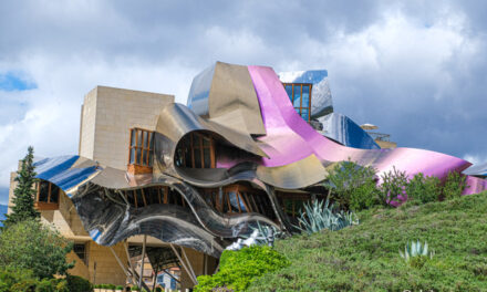 Bodegas Marqués de Riscal en Rioja Alavesa: Vino, Historia y Lujo en una Experiencia Única