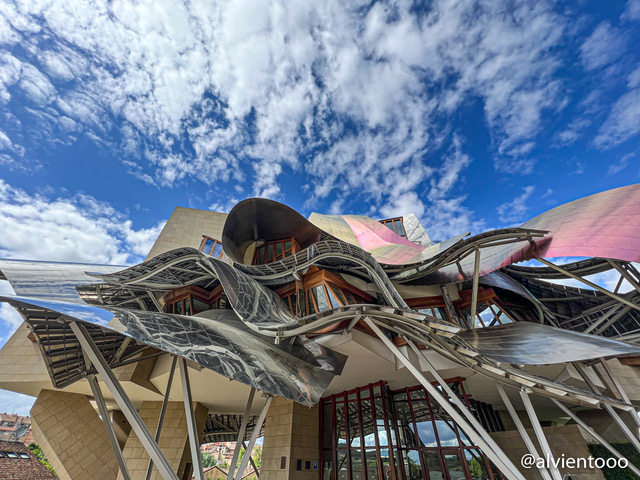 icónico hotel diseñado por Frank Gehry