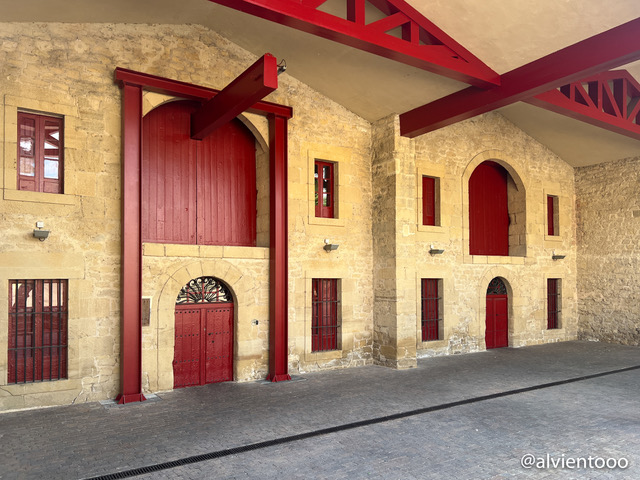 El recorrido por las bodegas comienza en la Plaza del Reloj, corazón de La Ciudad del Vino. 